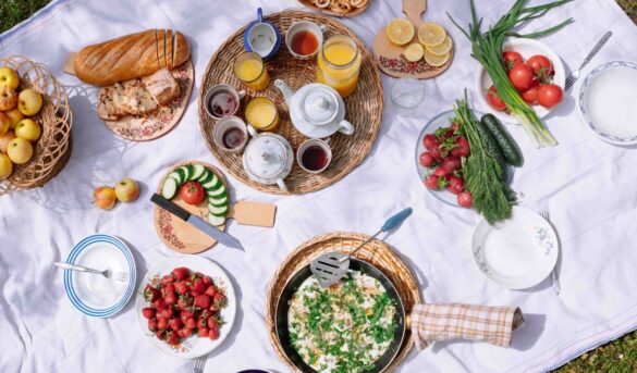 Imagen de un picnic primaveral en el que se encuentran varios alimentos.