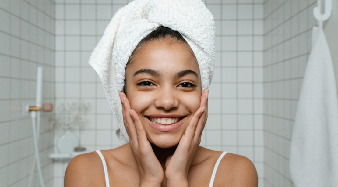 Mujer haciendo su skincare